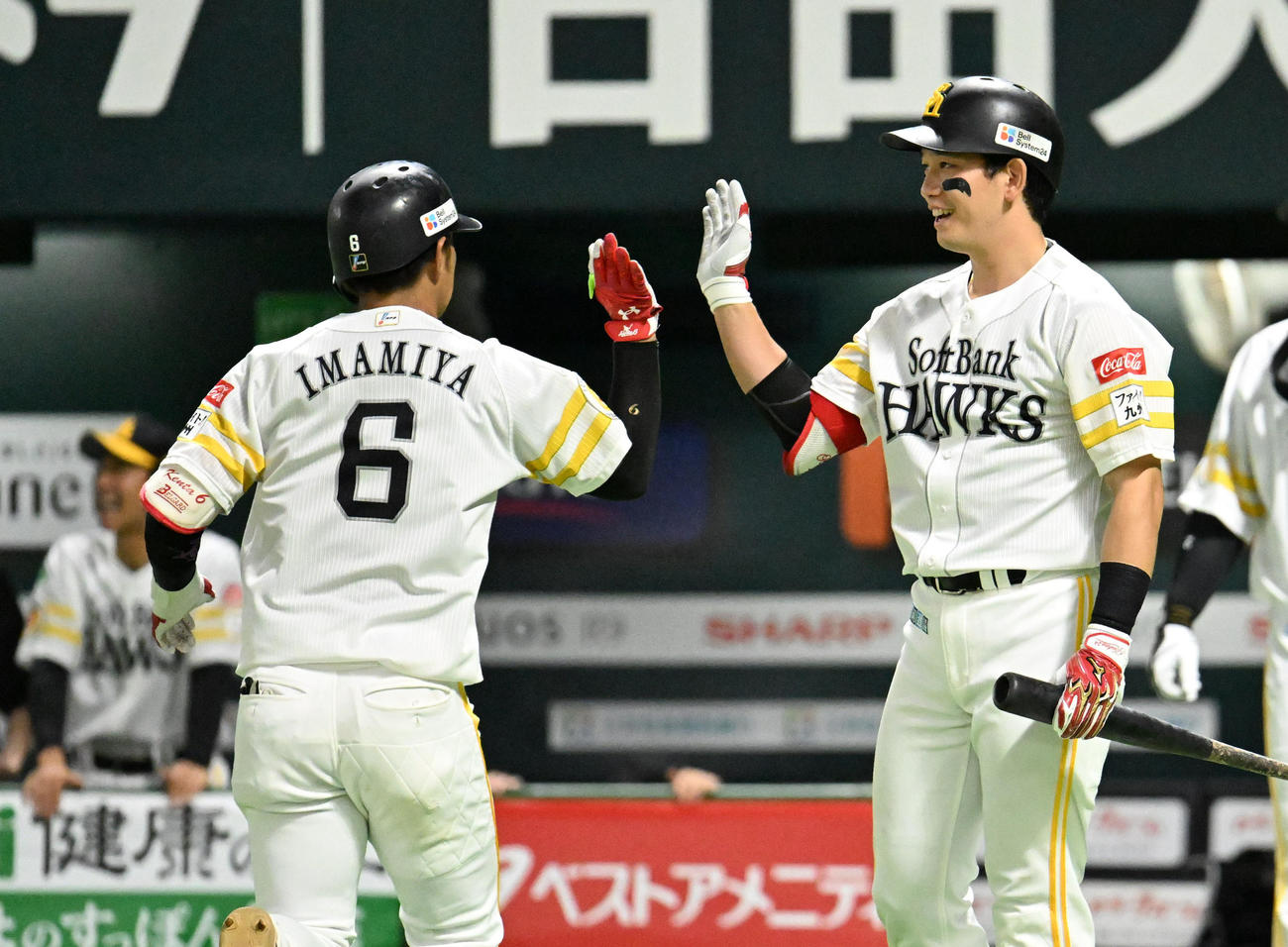 ソフトバンク対オリックス　3回裏ソフトバンク無死、今宮は本塁打を放ち栗原（右）とタッチを交わす（撮影・林敢治）