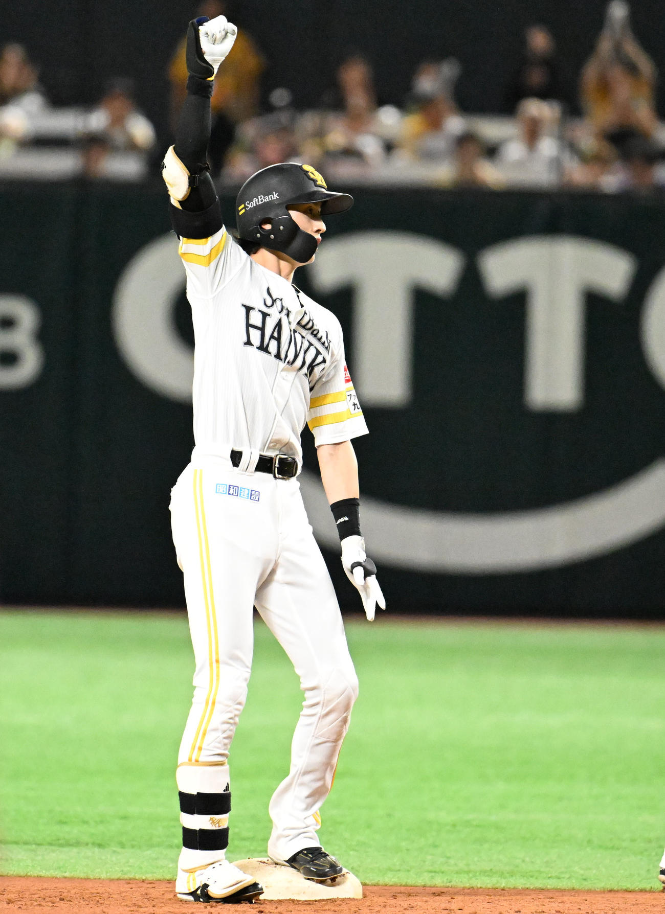 ソフトバンク対オリックス　2回裏ソフトバンク2死二塁、周東は先制適時打を放つ（撮影・林敢治）