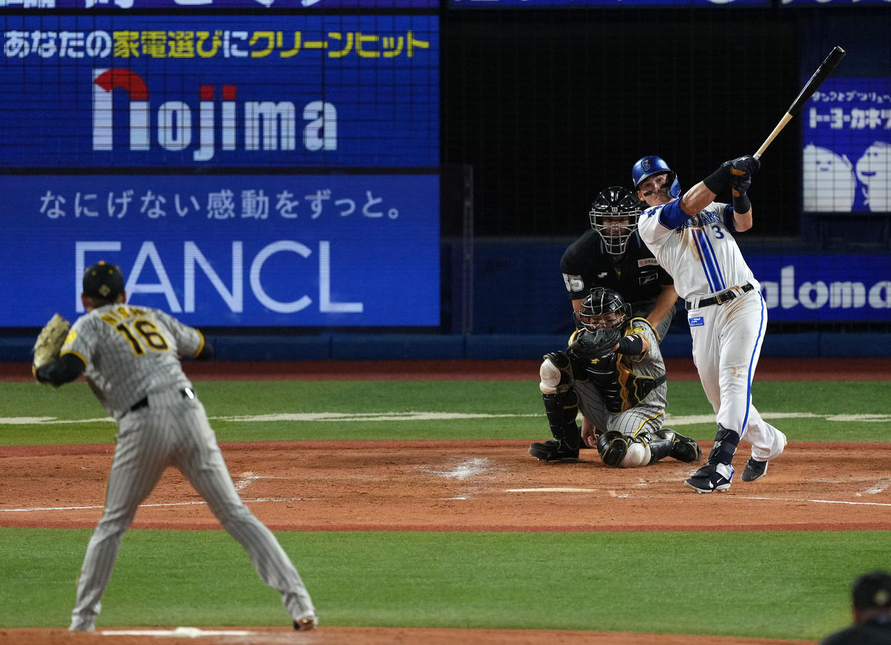 DeNA対阪神　3回裏DeNA無死一、三塁、中越え3点本塁打を放つオースティン。投手西勇（撮影・横山健太）