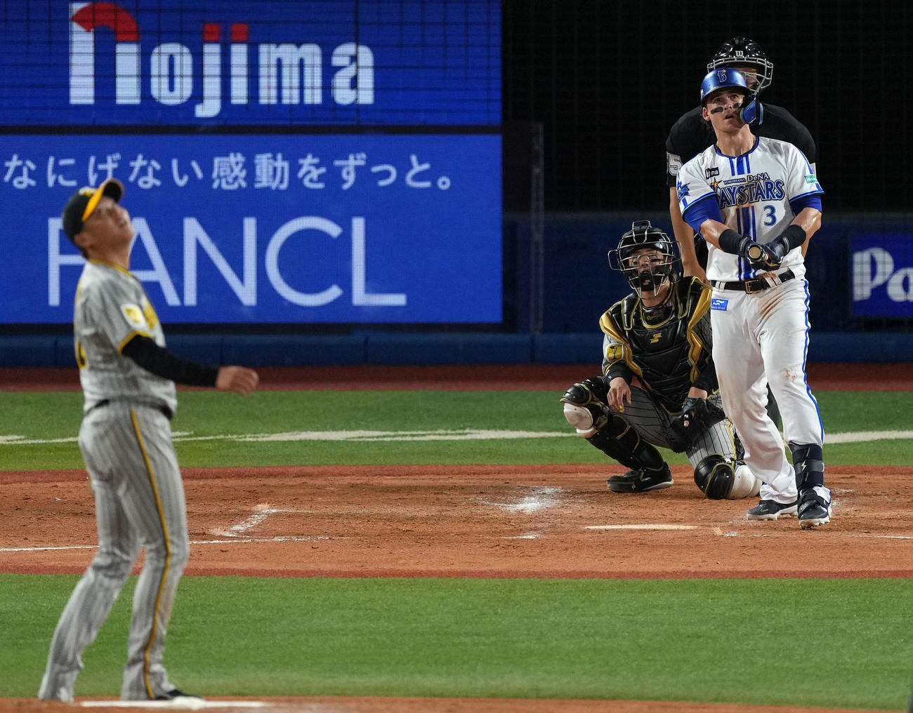 DeNA対阪神　3回裏DeNA無死一、三塁、中越え3点本塁打を放つオースティン。投手西勇（撮影・横山健太）