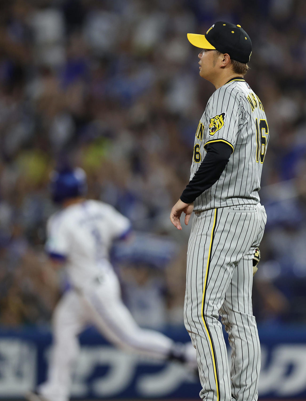 DeNA対阪神　3回裏DeNA無死一、三塁、オースティンに3点本塁打を浴びた西勇（撮影・前田充）