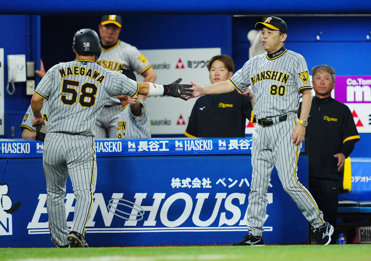 DeNA対阪神　4回表阪神2死二塁、木浪の適時打で生還した前川（左）とタッチを交わす岡田監督（撮影・垰建太）