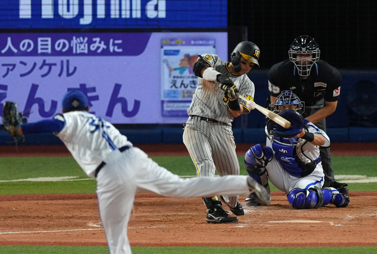 DeNA対阪神　4回表阪神1死一、二塁、右翼線へ適時二塁打を放つ前川（撮影・横山健太）