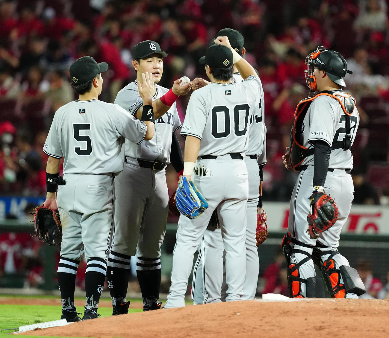 広島対巨人　試合後、マウンドに集まる岡本和（左から2人目）ら巨人の選手たち（撮影・江口和貴）