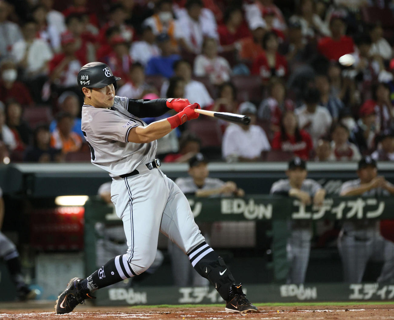 広島対巨人　3回表巨人2死二塁、岡本和は中越え2点本塁打を放つ（撮影・加藤孝規）