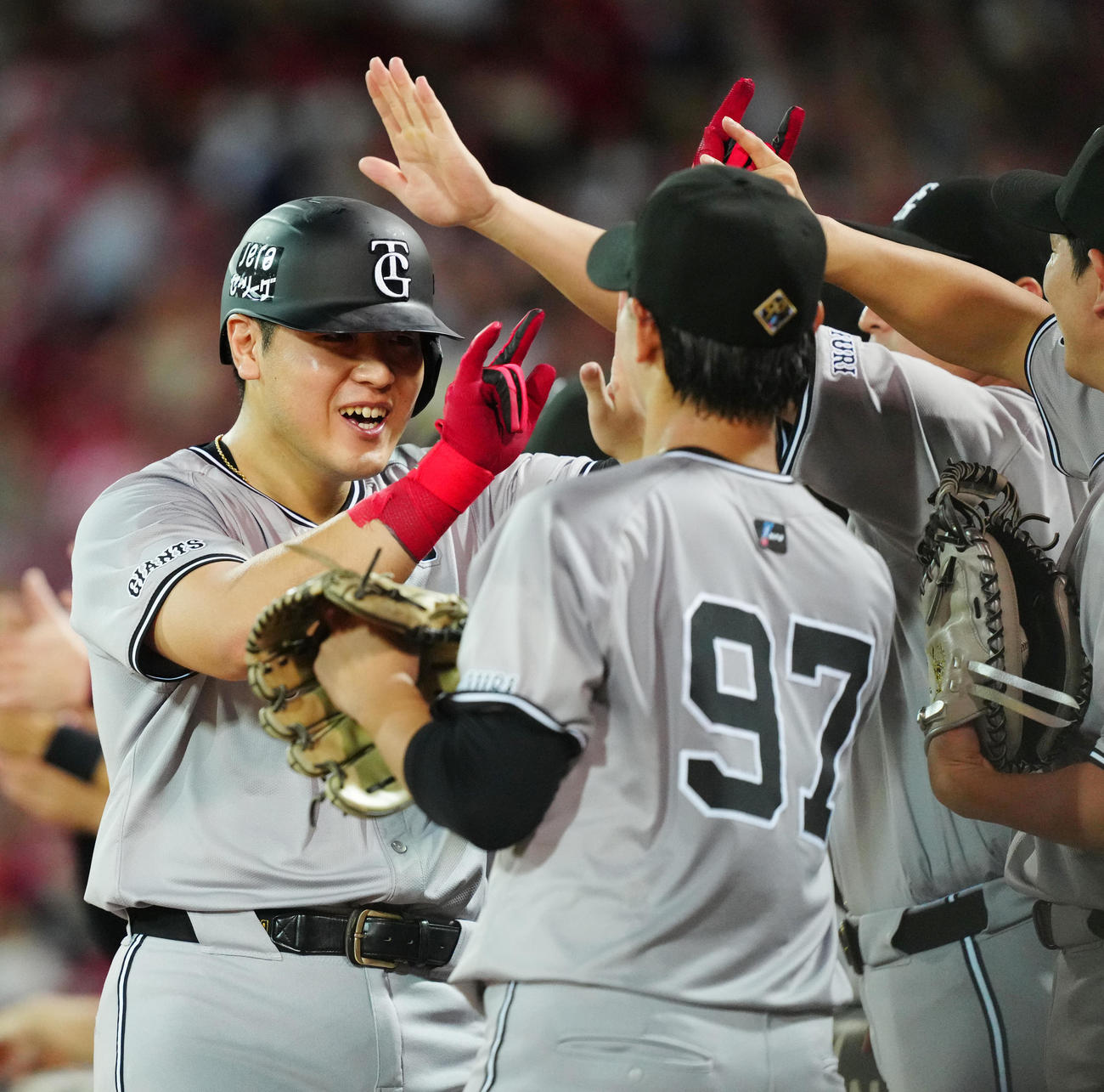 広島対巨人　3回表巨人2死二塁、2点本塁打を放ち、チームメートとタッチを交わす岡本和（撮影・江口和貴）