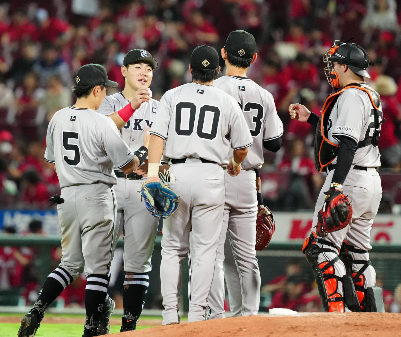 広島対巨人　試合後、マウンドに集まる岡本和（左から2人目）ら巨人の選手たち（撮影・江口和貴）