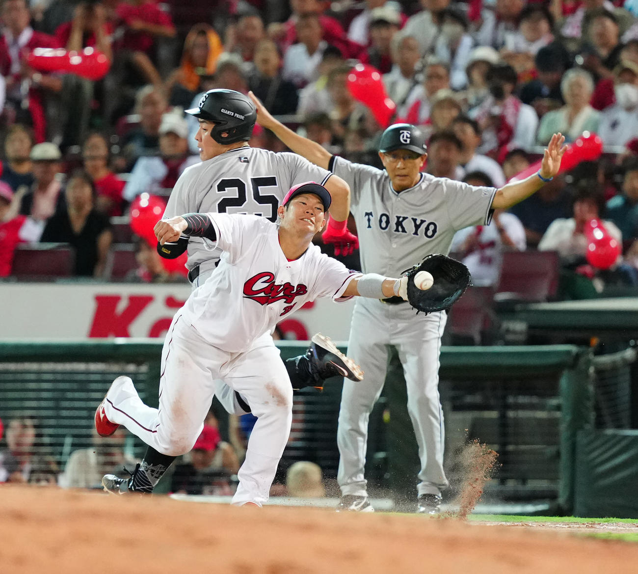 広島対巨人　7回表巨人1死一塁、内野安打とする岡本和（撮影・江口和貴）