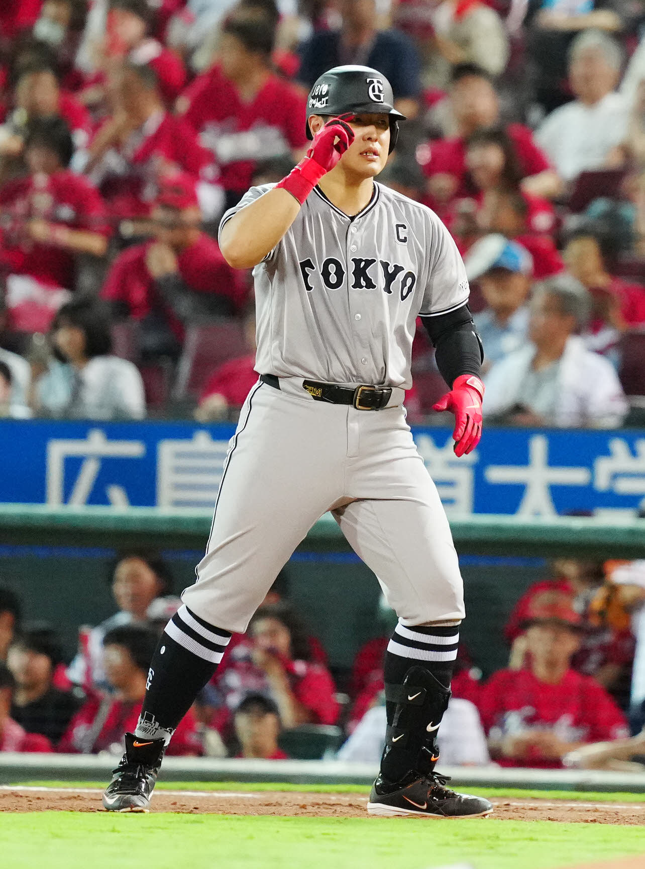 広島対巨人　5回表巨人2死、中前打を放った岡本和（撮影・江口和貴）