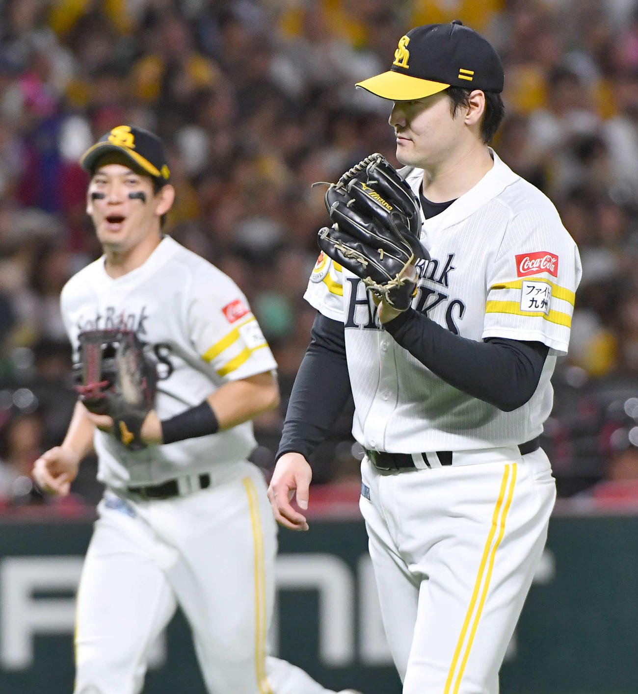 ソフトバンク対オリックス　3回表オリックス2死、大里の投直を捕球してベンチへ戻る有原（撮影・岩下翔太）