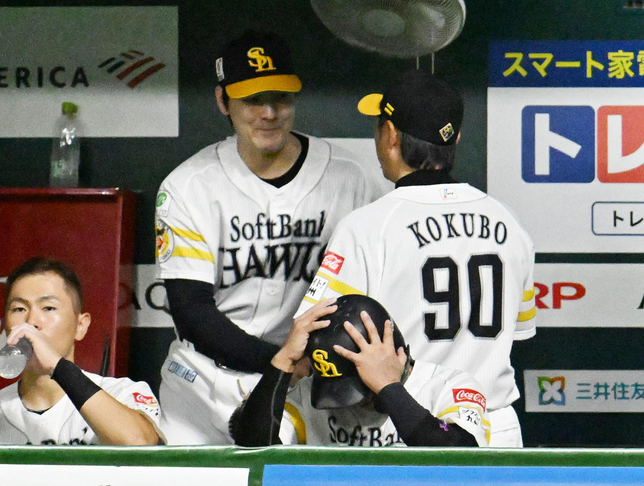 ソフトバンク対オリックス　8回までを無失点で抑えた有原（左）は小久保監督と握手を交わす（撮影・林敢治）