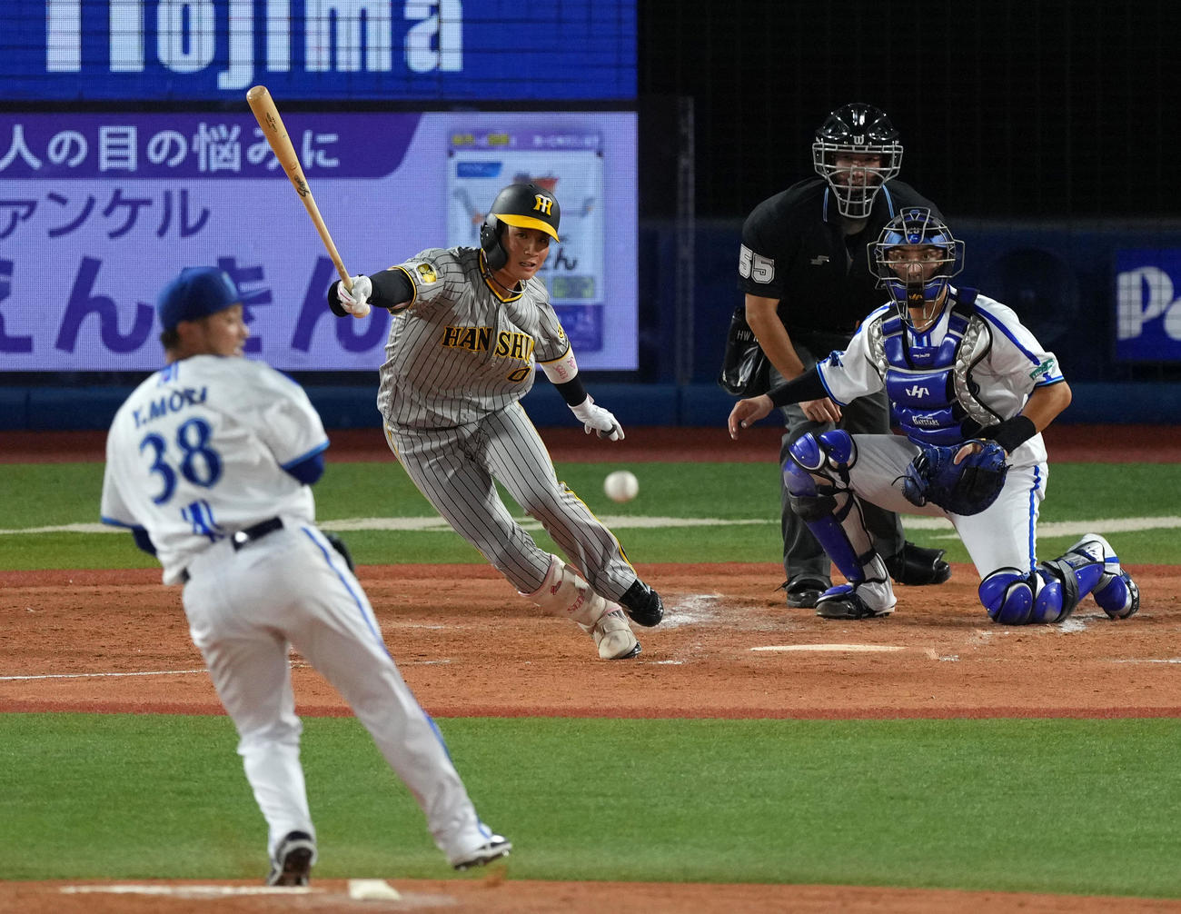DeNA対阪神　4回表阪神2死二塁、中前適時打を放つ木浪。投手森唯（撮影・横山健太）