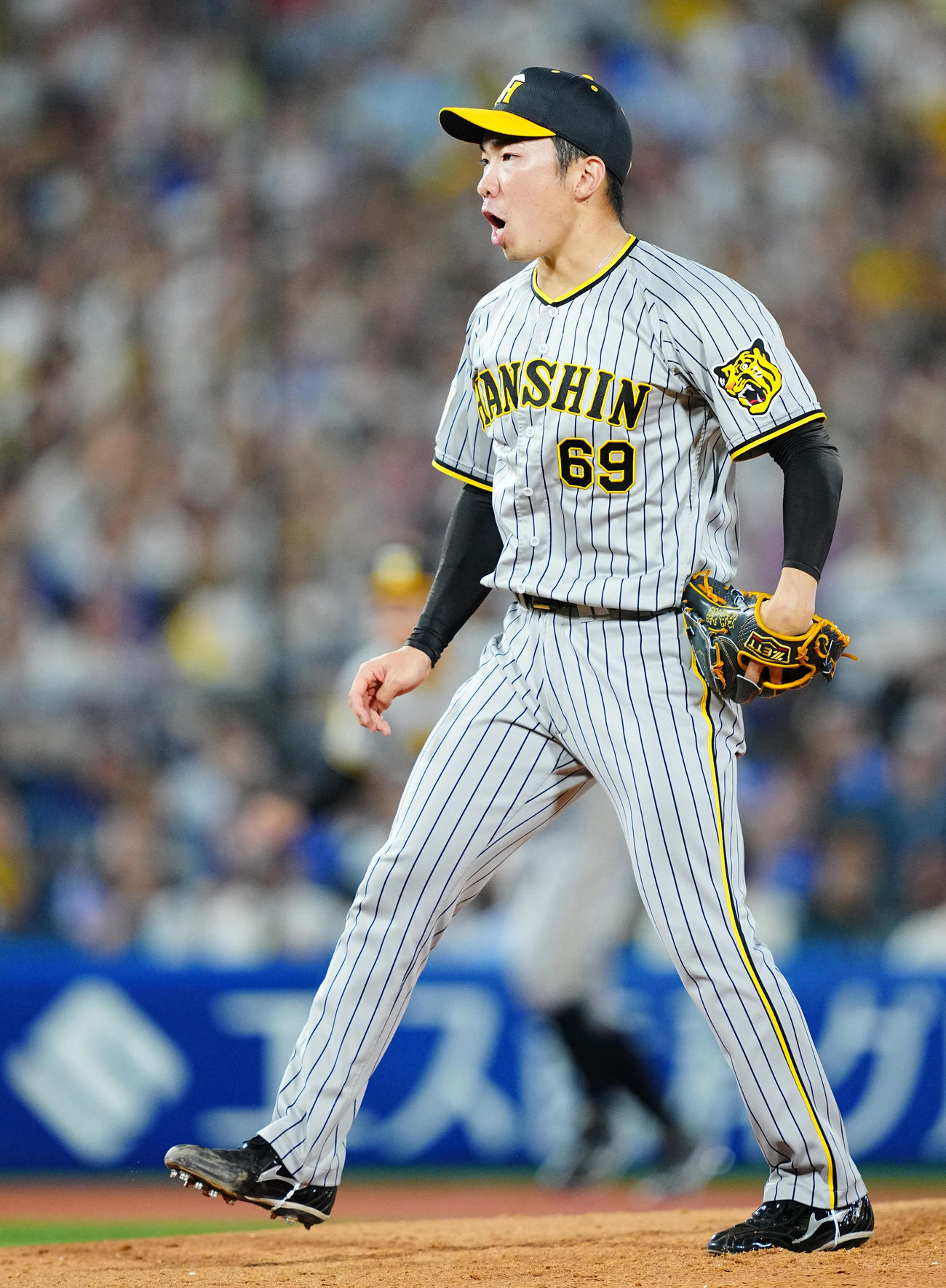 DeNA対阪神　5回裏DeNA2死二塁、伊藤光を空振り三振に仕留め雄たけびを上げる石井（撮影・垰建太）