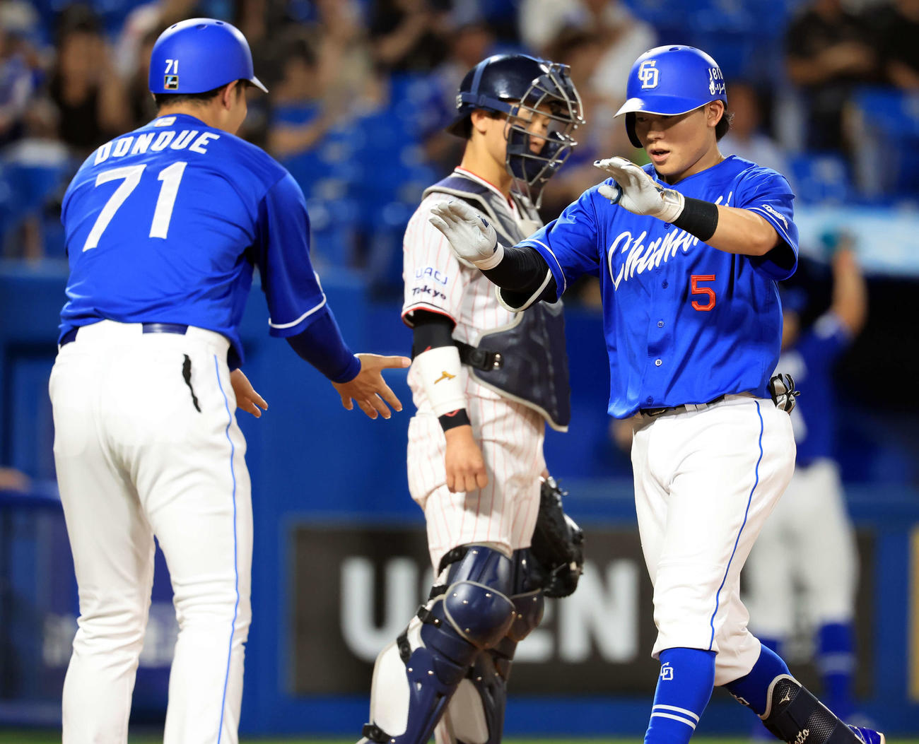 ヤクルト対中日　1回表中日1死、村松は左越えソロ本塁打を放ち手を上げてハイタッチで生還（撮影・浅見桂子）