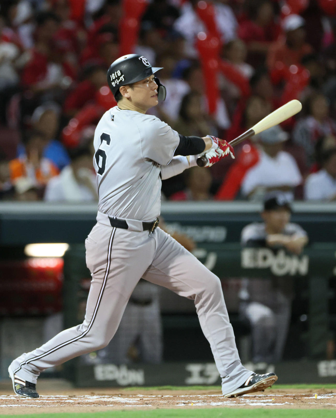 広島対巨人　7回表巨人2死一、二塁、坂本は右中間2点適時二塁打を放つ（撮影・加藤孝規）