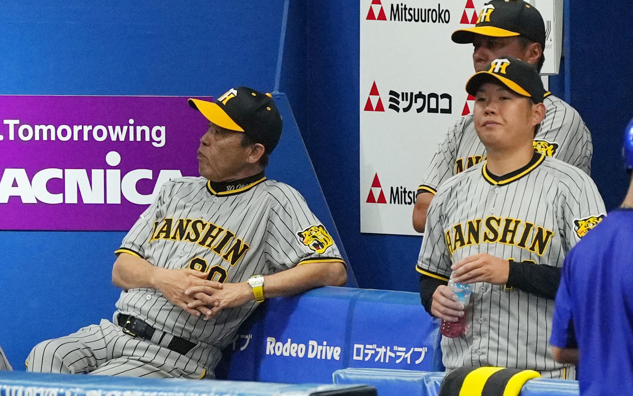 DeNA対阪神　3回裏途中で降板する阪神西勇。左は岡田監督（撮影・横山健太）