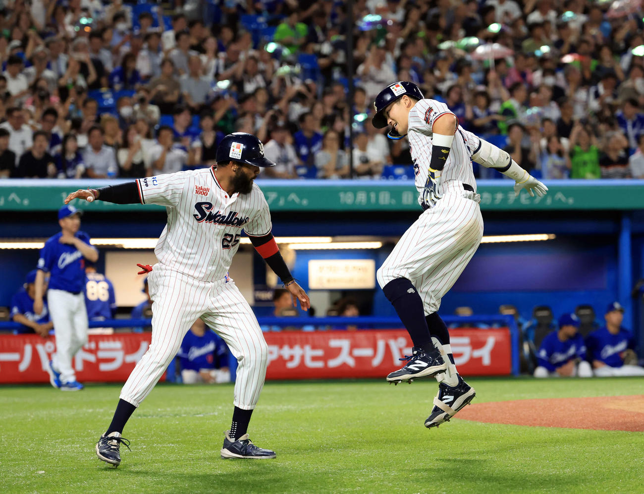 ヤクルト対中日　6回裏ヤクルト無死一塁、村上（右）は右越え2点本塁打を放ちサンタナとジャンピングタッチ（撮影・浅見桂子）