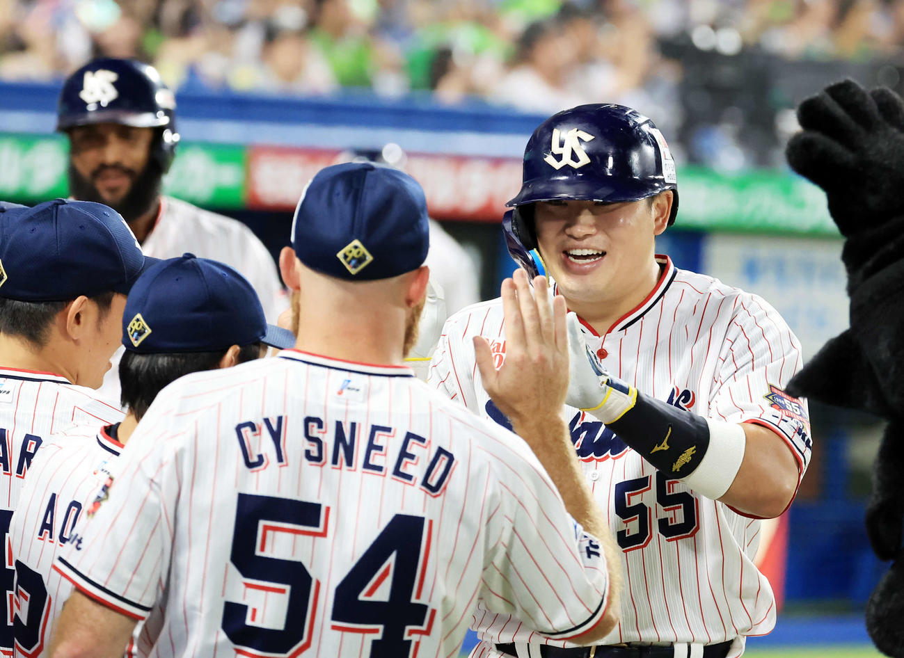 ヤクルト対中日　8回裏ヤクルト無死一塁、村上（右）は左越え2点本塁打を放ち笑顔でナインとハイタッチ（撮影・浅見桂子）