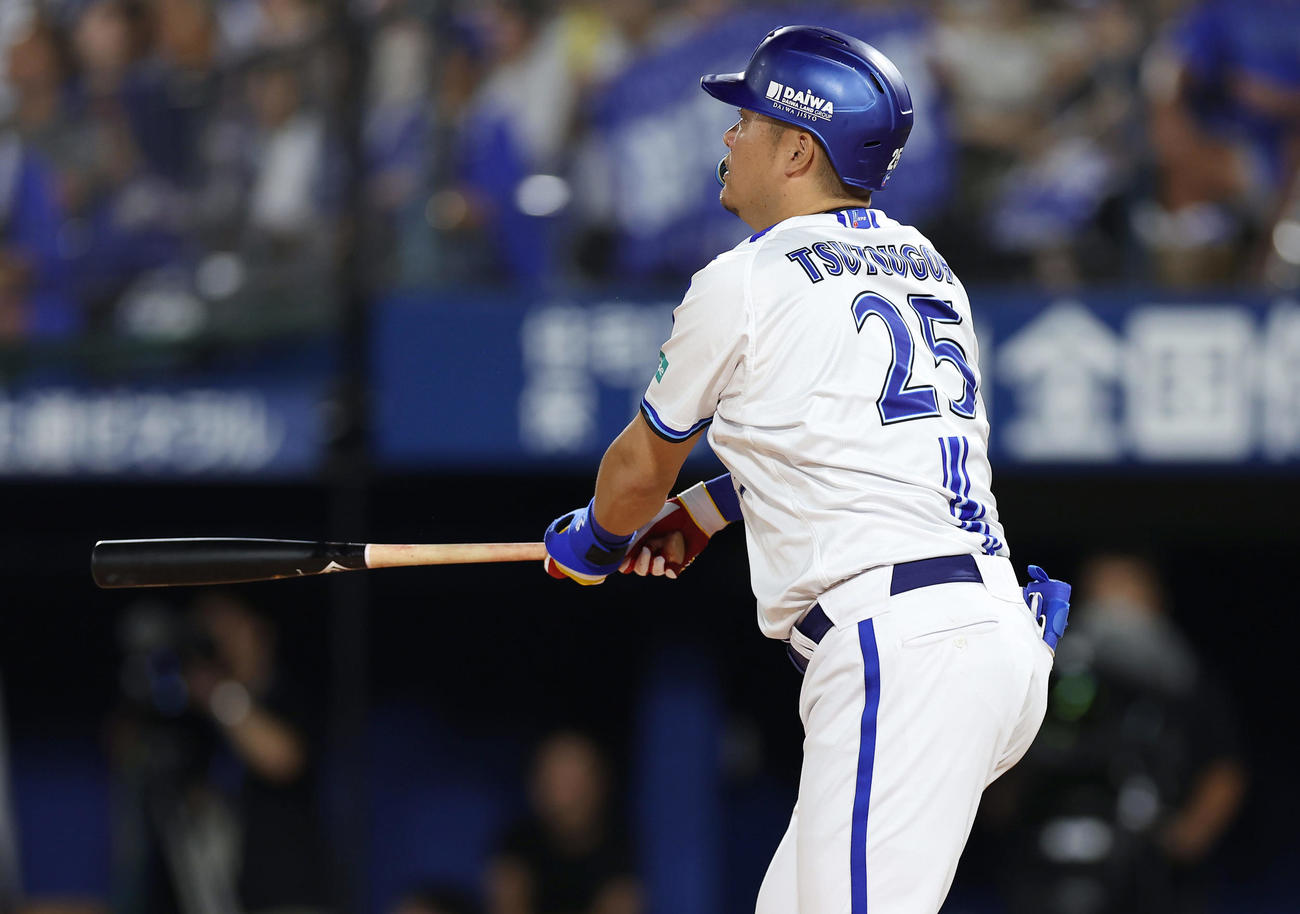 DeNA対阪神　7回裏DeNA1死二塁、右越え2点本塁打を放つ筒香（撮影・前田充）