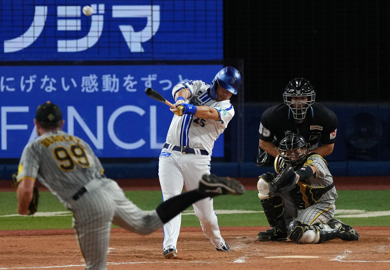 DeNA対阪神　7回裏DeNA1死二塁、右越え2点本塁打を放つ筒香。投手ビーズリー（撮影・横山健太）