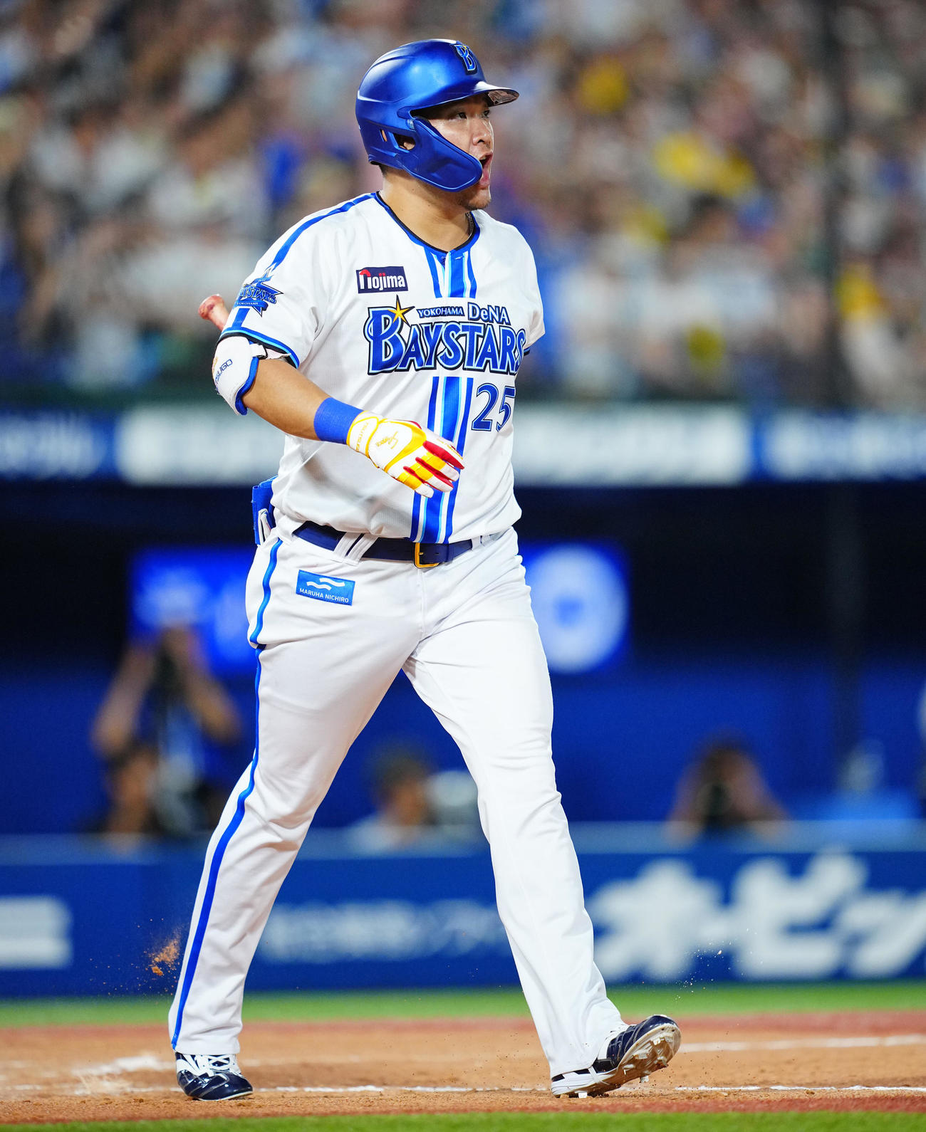 DeNA対阪神　7回裏DeNA1死二塁、右越え2点本塁打を放ち雄たけびをあげる筒香（撮影・垰建太）