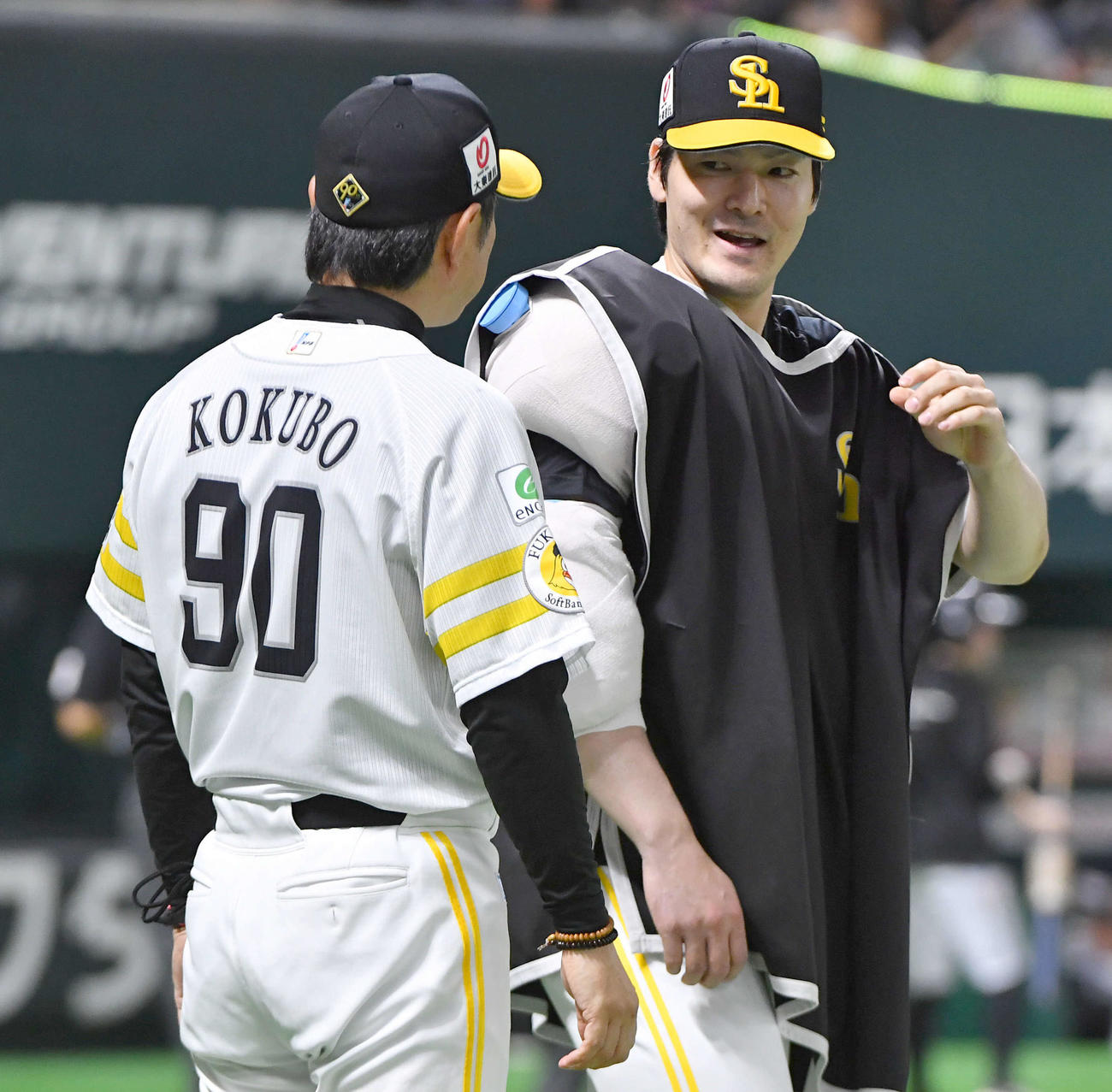 ソフトバンク対オリックス　今季13勝目を挙げ、小久保監督（左）と話す有原（撮影・岩下翔太）