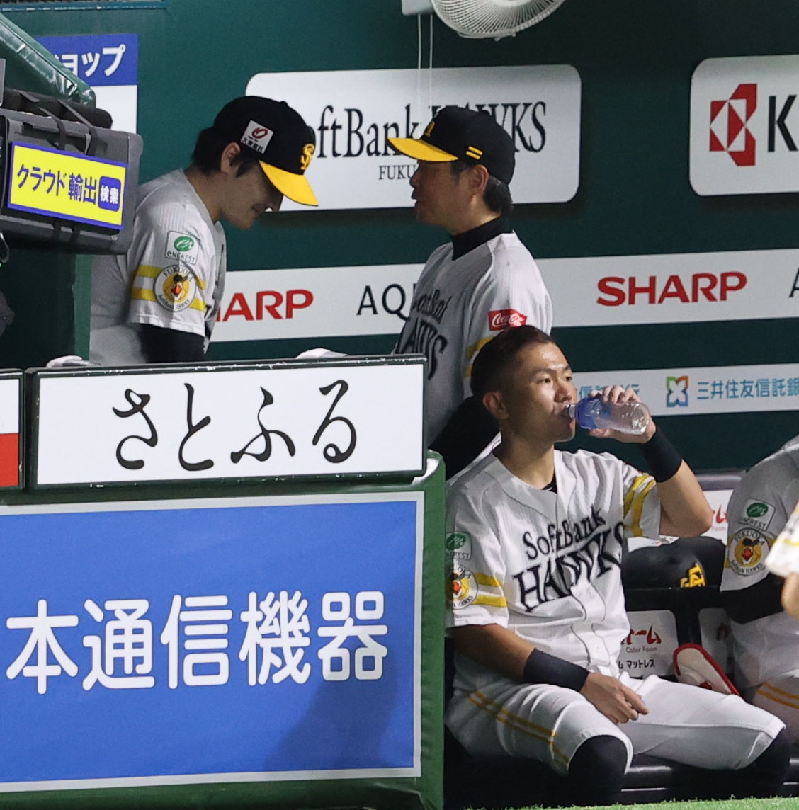 ソフトバンク対オリックス　8回を投げ終えた有原に声をかける小久保監督（撮影・梅根麻紀）
