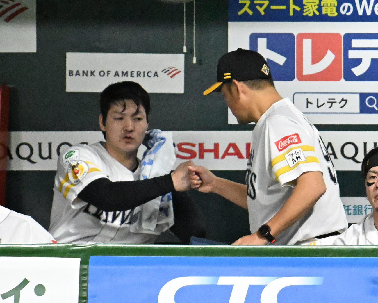 ソフトバンク対オリックス　7回までを無失点で抑え倉野コーチ（右）とグータッチを交わす有原（撮影・林敢治）