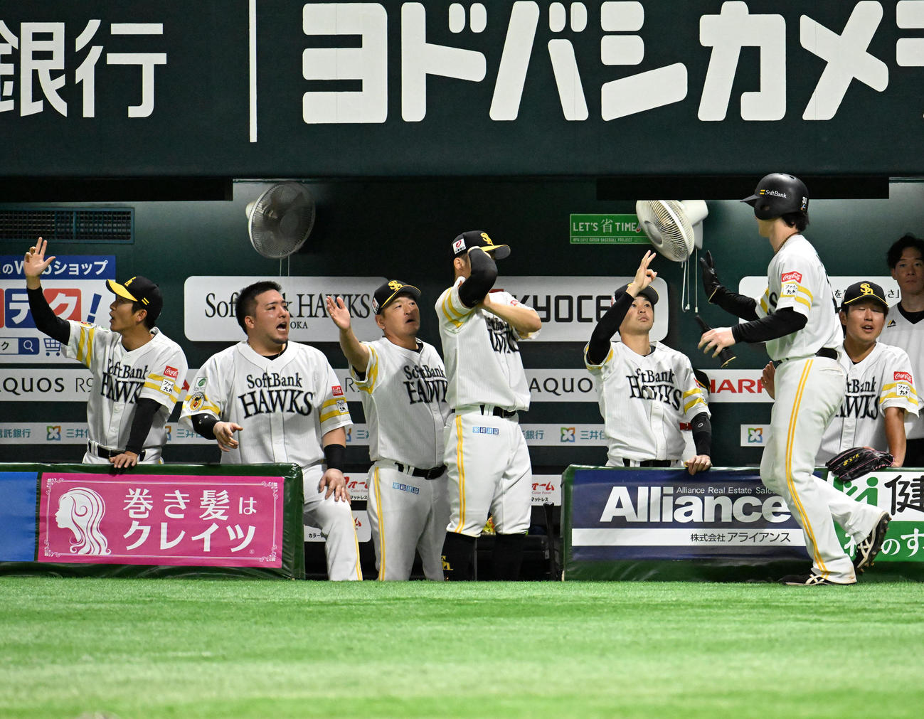 ソフトバンク対オリックス　2回裏ソフトバンク2死二塁、周東の先制適時打で生還した正木（右）（撮影・林敢治）