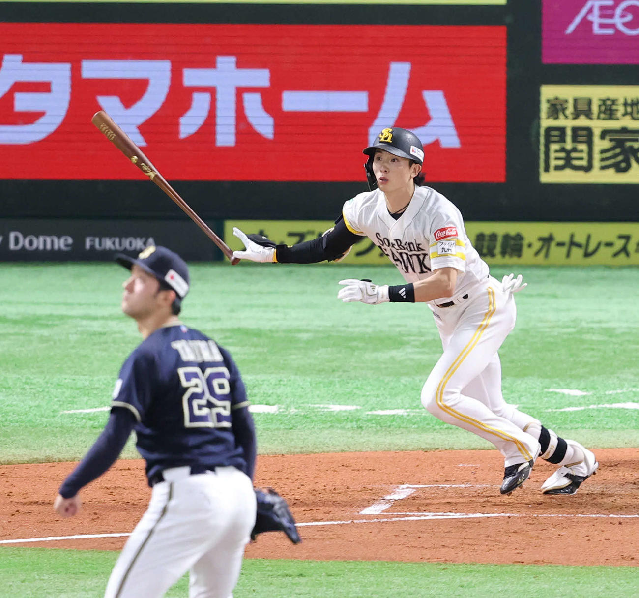 ソフトバンク対オリックス　2回裏ソフトバンク2死二塁、周東は右越えに先制適時二塁打を放つ（撮影・梅根麻紀）