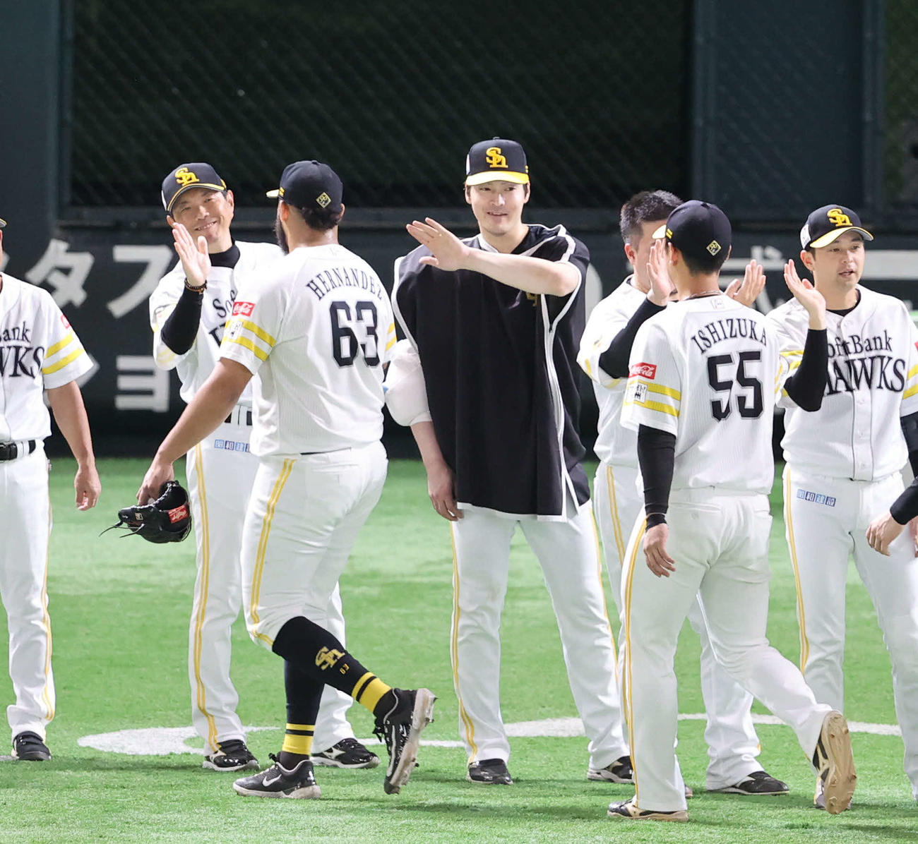 ソフトバンク対オリックス　勝利投手となった有原（中央）は小久保監督（左端）とナインを出迎える（撮影・梅根麻紀）