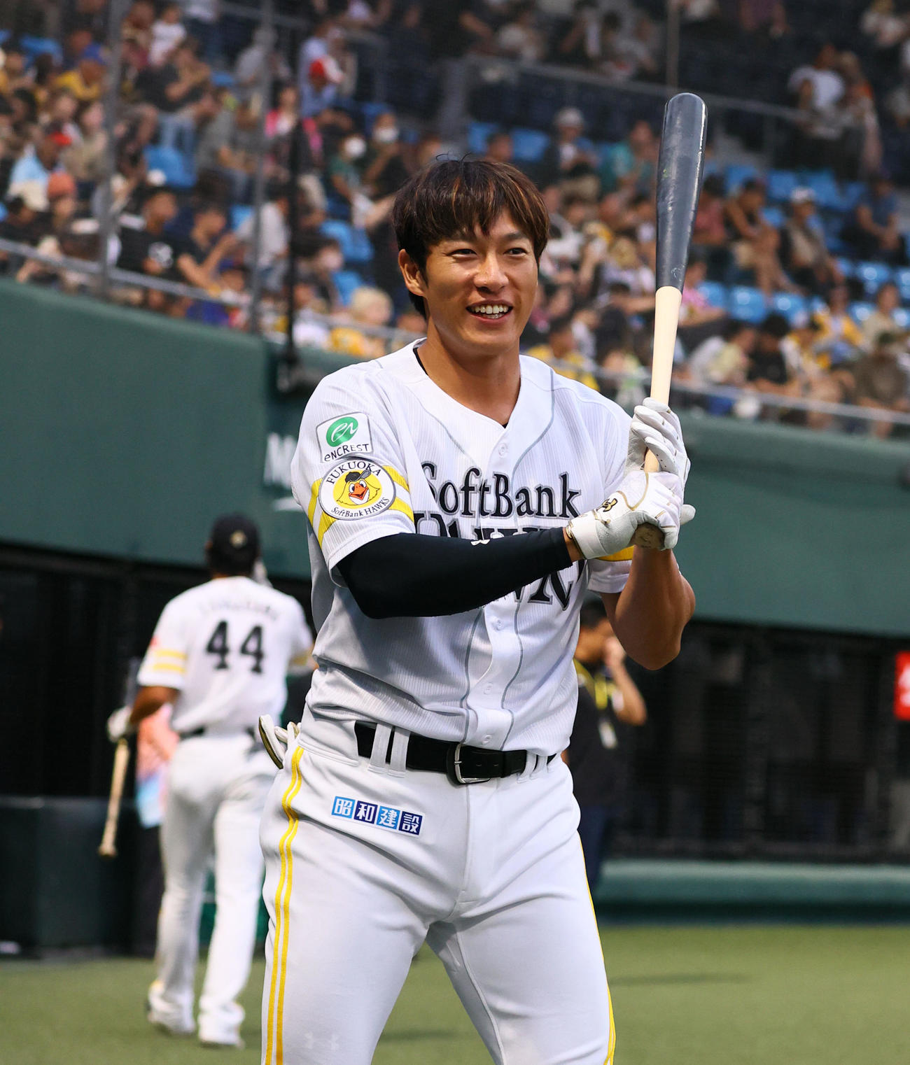 ソフトバンク対くふうハヤテ　試合前笑顔で素振りをする柳田（撮影・鬼束羽瑠菜）