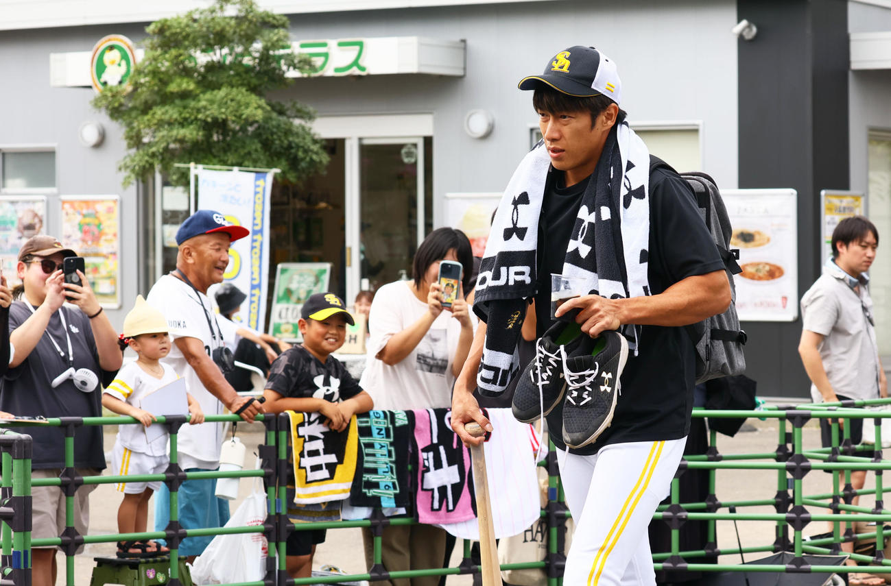 ソフトバンク対くふうハヤテ　厳しい表情で球場にむかう柳田（撮影・鬼束羽瑠菜）