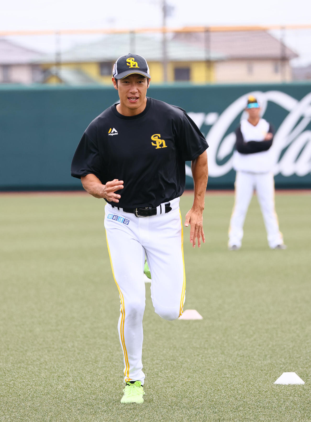 ソフトバンク対くふうハヤテ　試合前練習中ランニングで調整する柳田（撮影・鬼束羽瑠菜）