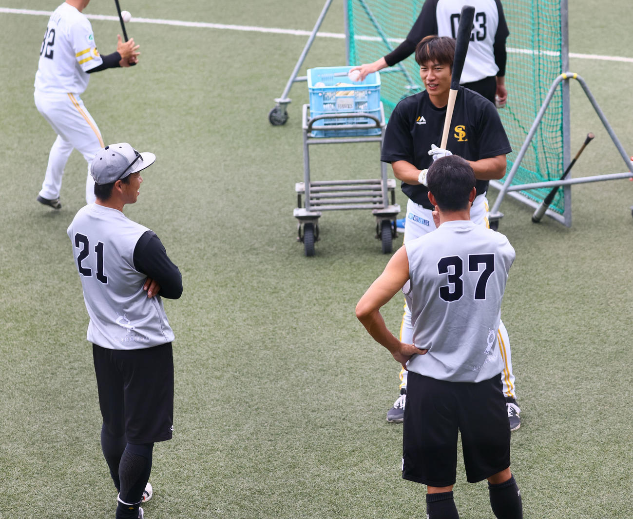ソフトバンク対くふうハヤテ　試合前練習でくふうハヤテの福田（37番）と藤岡（21番）と話す柳田（撮影・鬼束羽瑠菜）