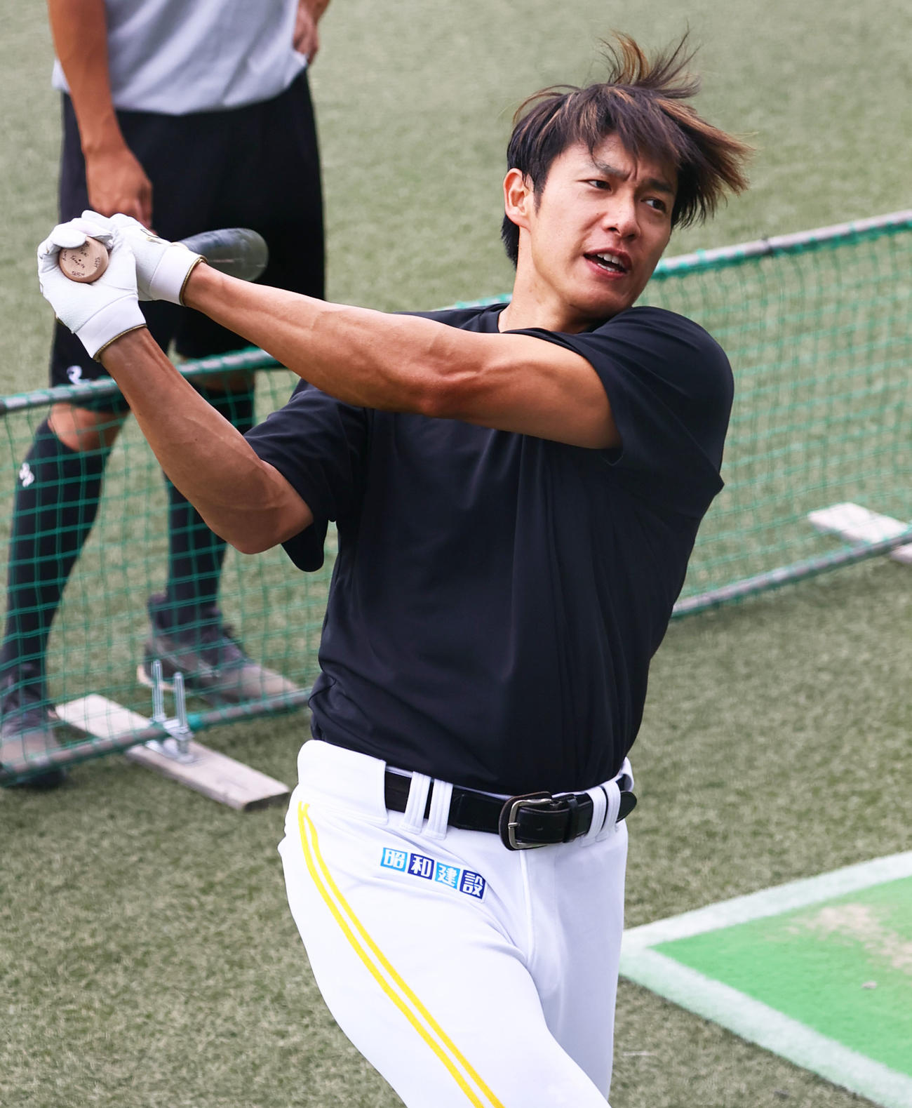 ソフトバンク対くふうハヤテ　試合前練習でティーバッティングを行う柳田（撮影・鬼束羽瑠菜）