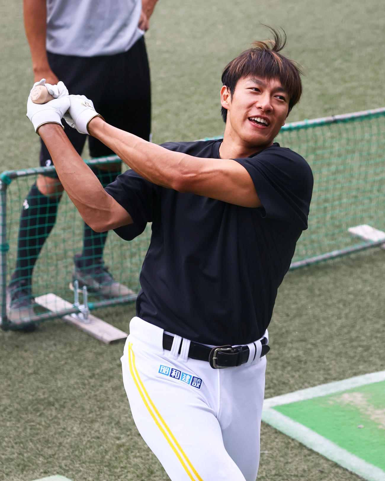 ソフトバンク対くふうハヤテ　試合前練習でティーバッティングをおこなう柳田（撮影・鬼束羽瑠菜）