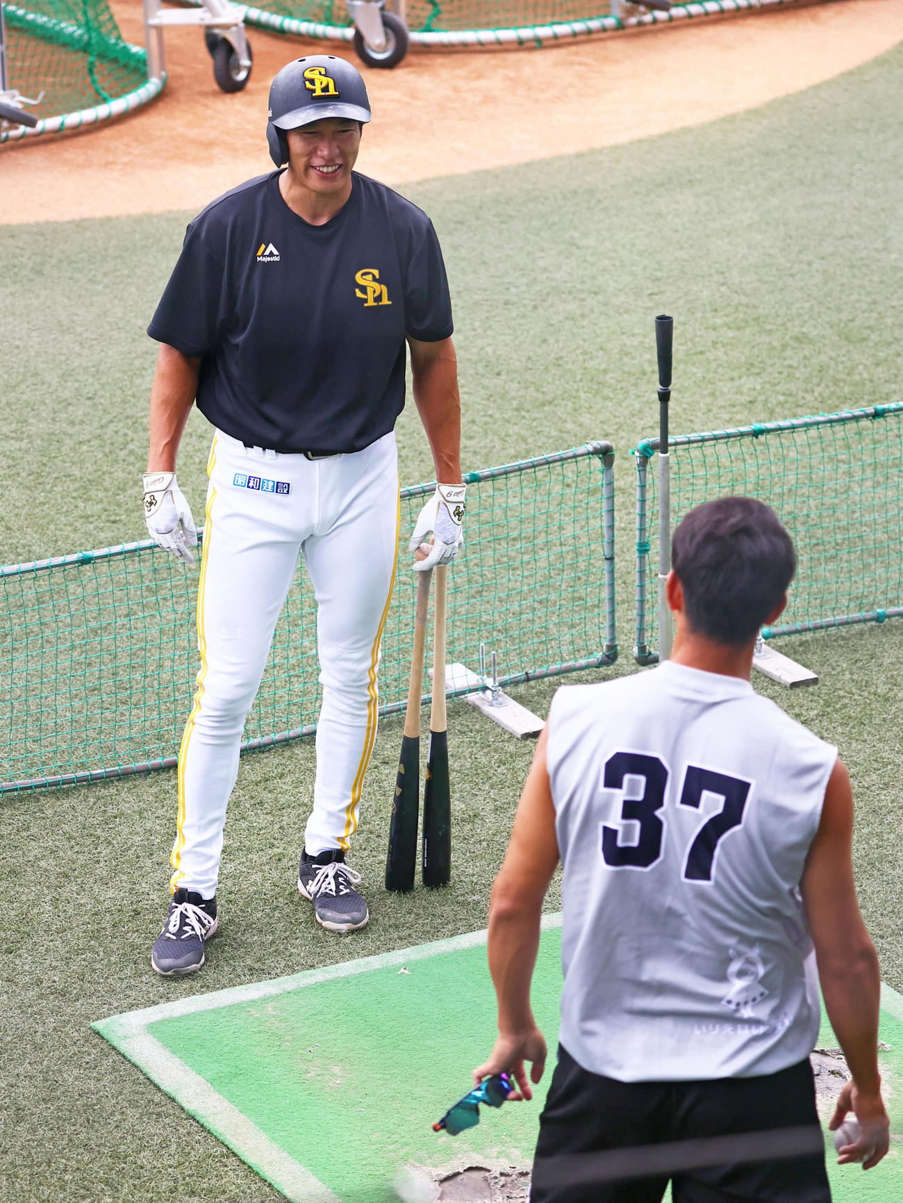 ソフトバンク対くふうハヤテ　試合前練習中ズボンのパツパツが気になり、おかしくないかを福田（手前）に聞く柳田（撮影・鬼束羽瑠菜）