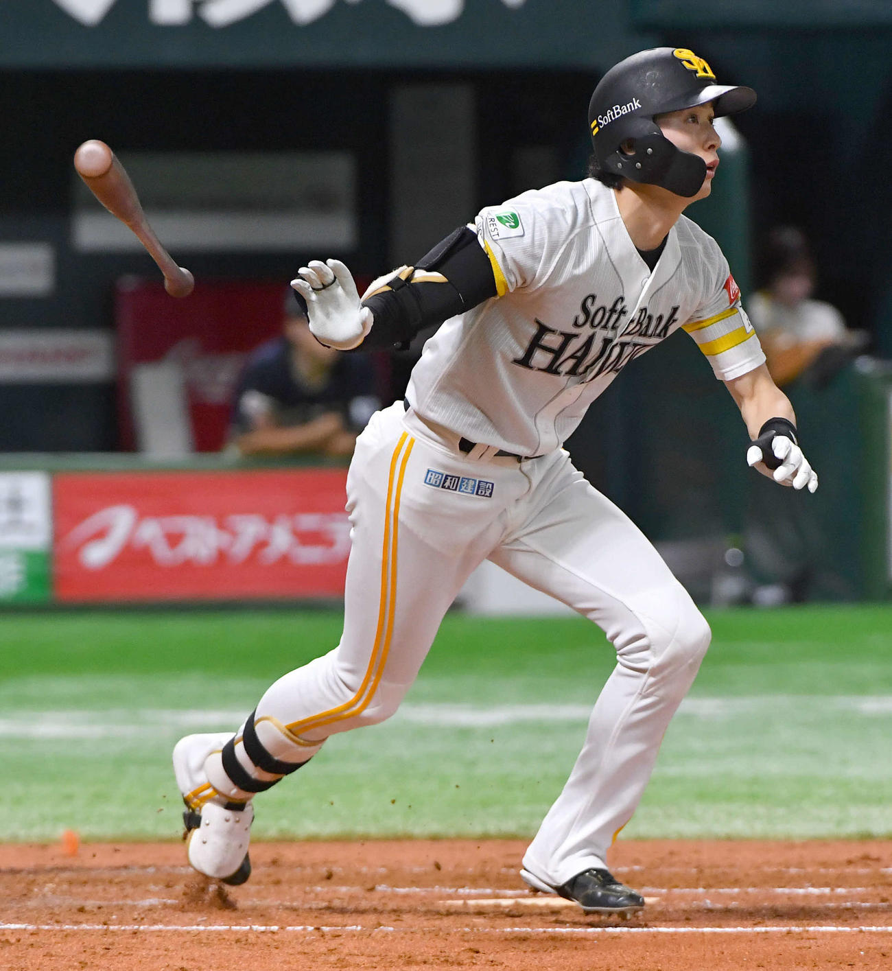 ソフトバンク対オリックス　2回裏ソフトバンク2死二塁、周東は先制の適時二塁打を放つ（撮影・岩下翔太）
