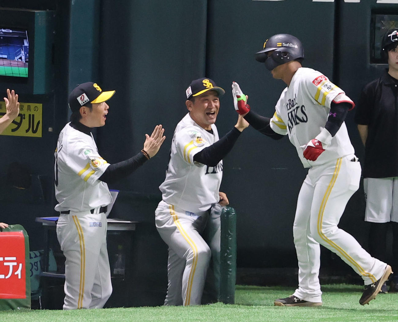 ソフトバンク対オリックス　3回裏ソフトバンク無死、左越え本塁打を放った今宮を出迎える小久保監督（撮影・梅根麻紀）