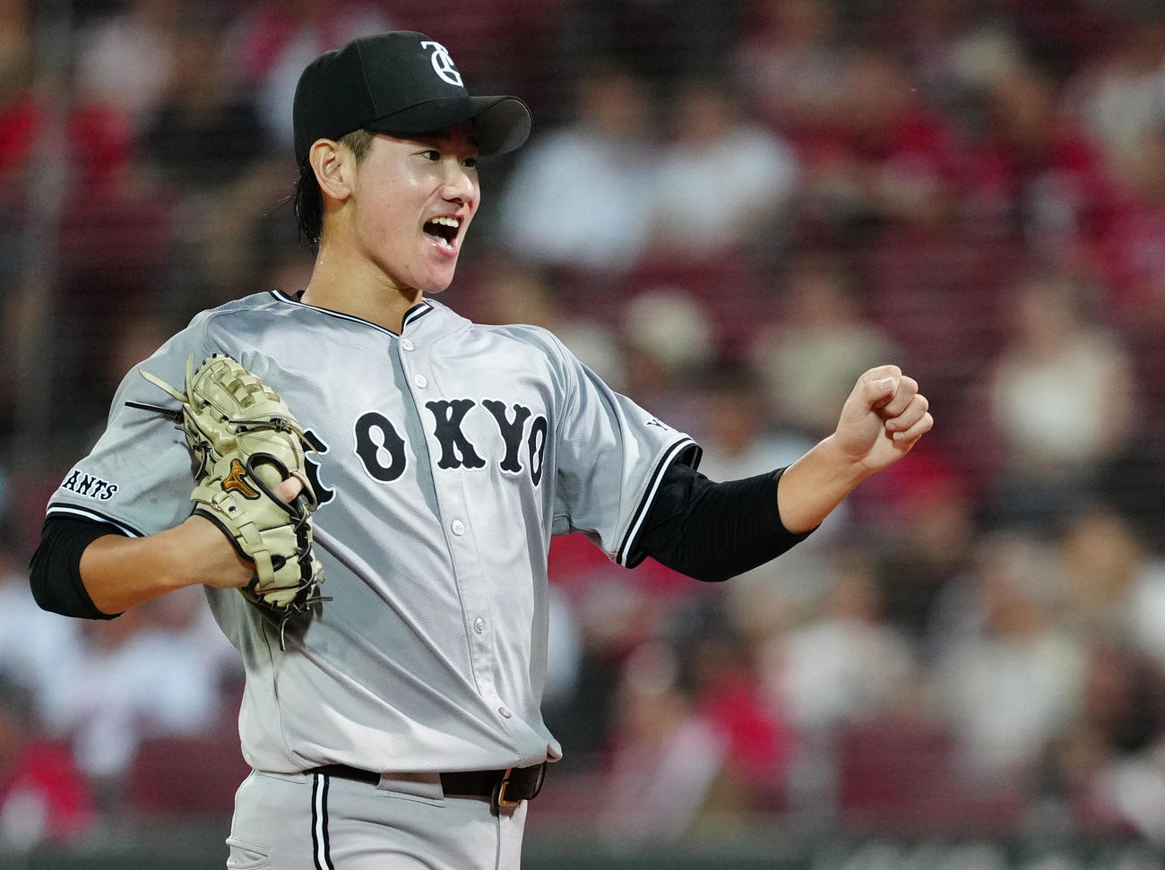 広島対巨人　3回裏終了後、ベンチに引き揚げる巨人先発の井上（撮影・江口和貴）