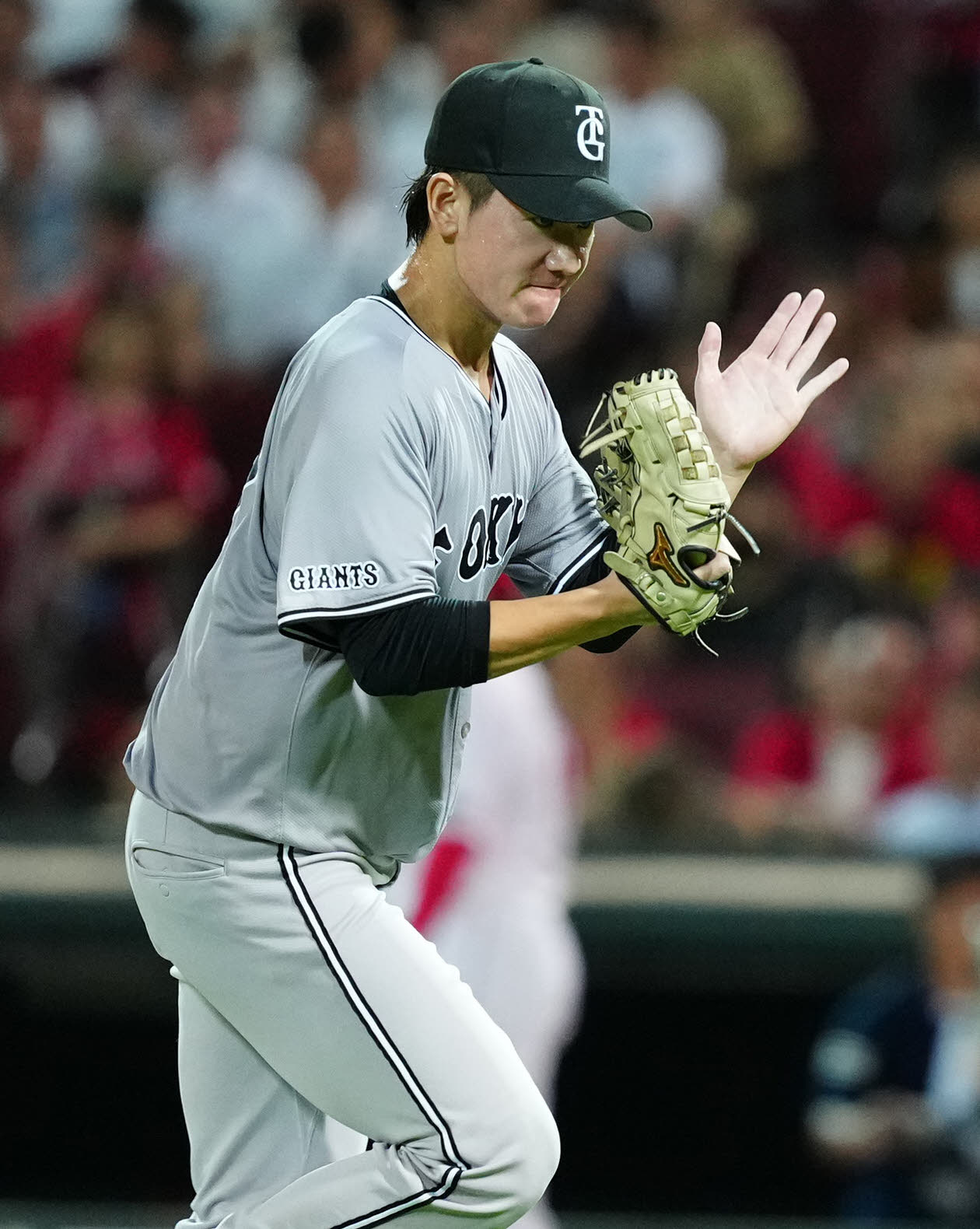 広島対巨人　4回裏終了後、ベンチに引き揚げる巨人先発の井上（撮影・江口和貴）