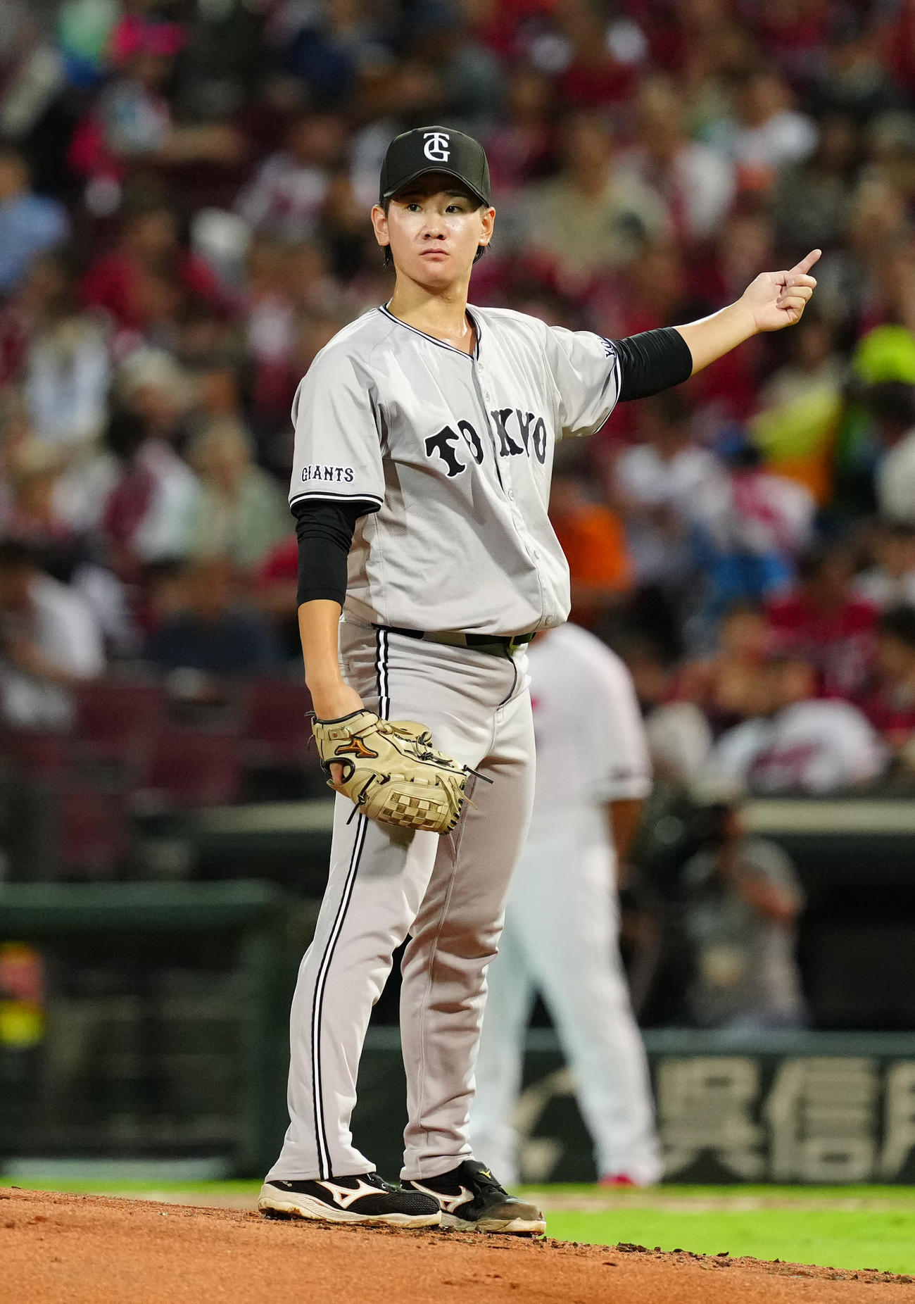 広島対巨人　2回裏、スイングをアピールする巨人先発の井上（撮影・江口和貴）