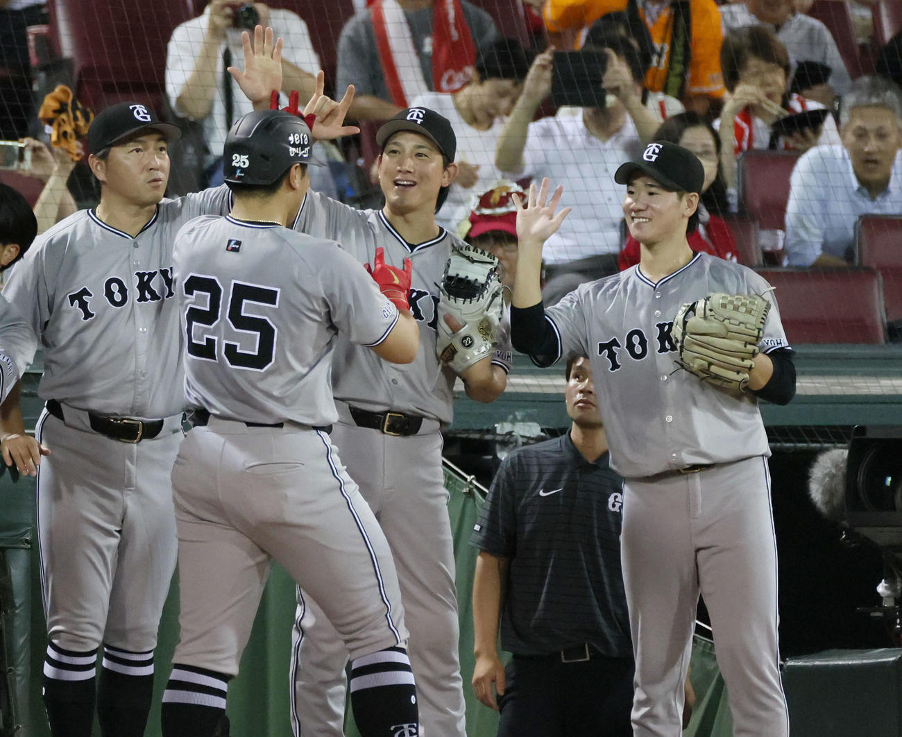 広島対巨人　3回表巨人2死二塁、中越え2点本塁打を放った岡本和を迎える先発の井上（右）ら（撮影・加藤孝規）