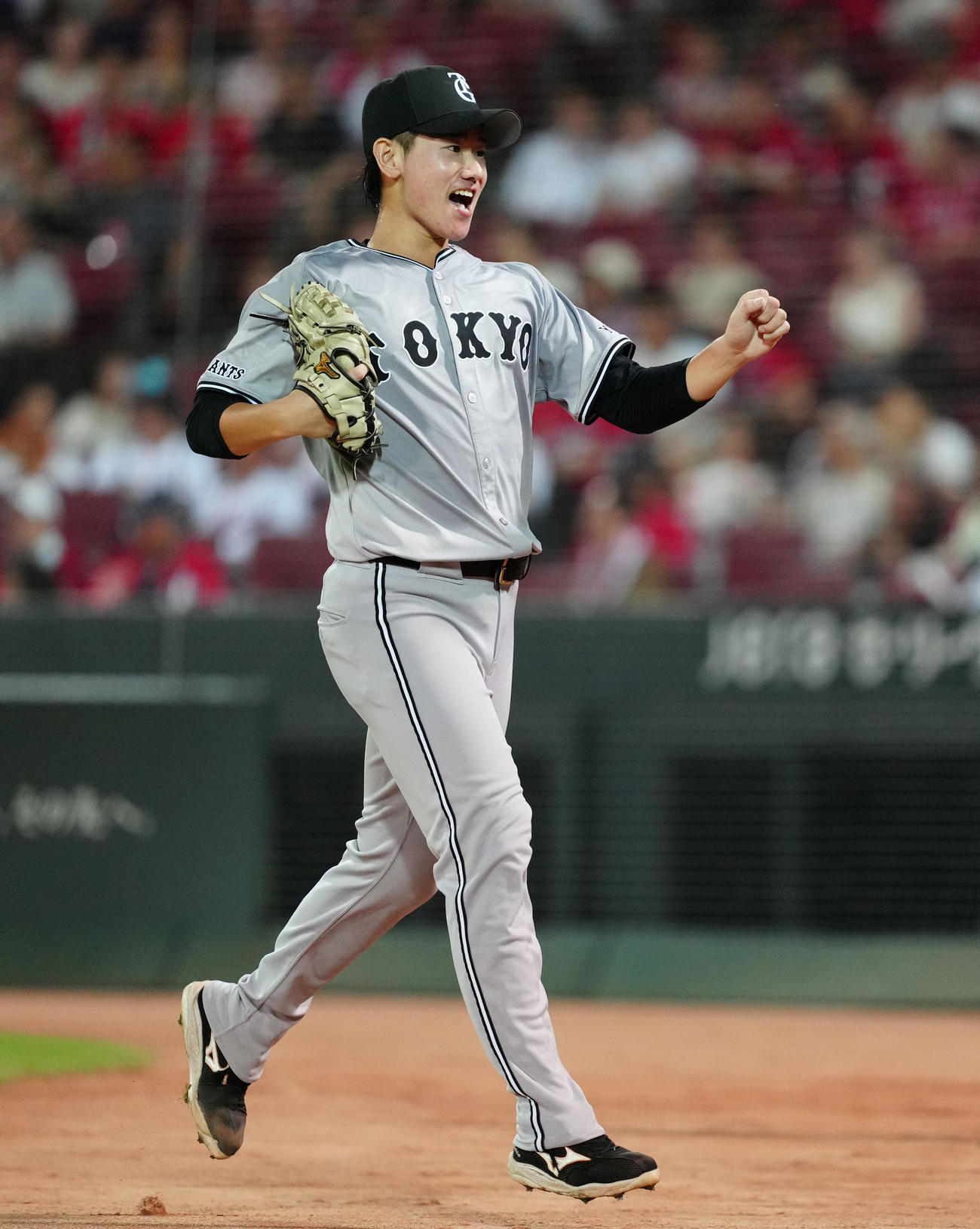 広島対巨人　3回裏終了後、ベンチに引き揚げる巨人先発の井上（撮影・江口和貴）