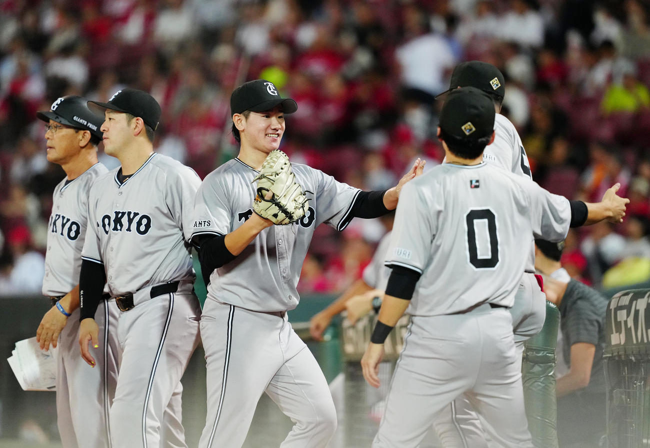 広島対巨人　3回裏終了後、ベンチに引き揚げる巨人先発の井上（撮影・江口和貴）