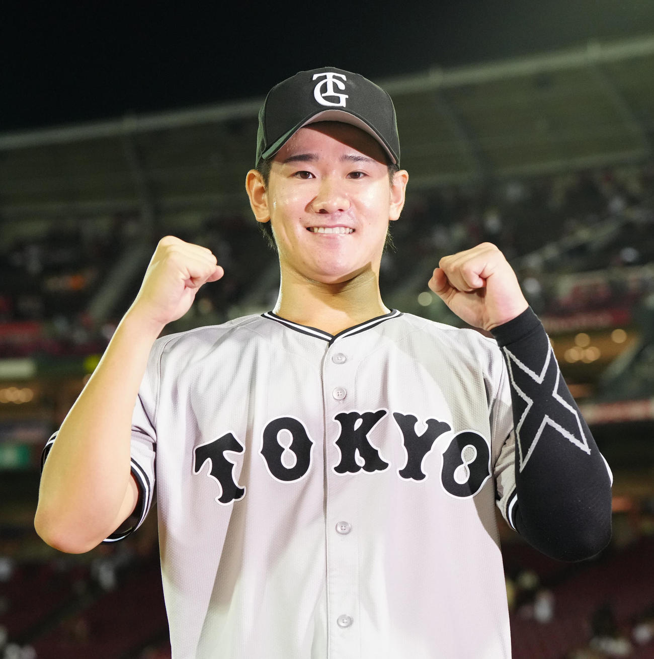 広島対巨人　試合後、ガッツポーズで写真に納まる巨人井上（撮影・江口和貴）