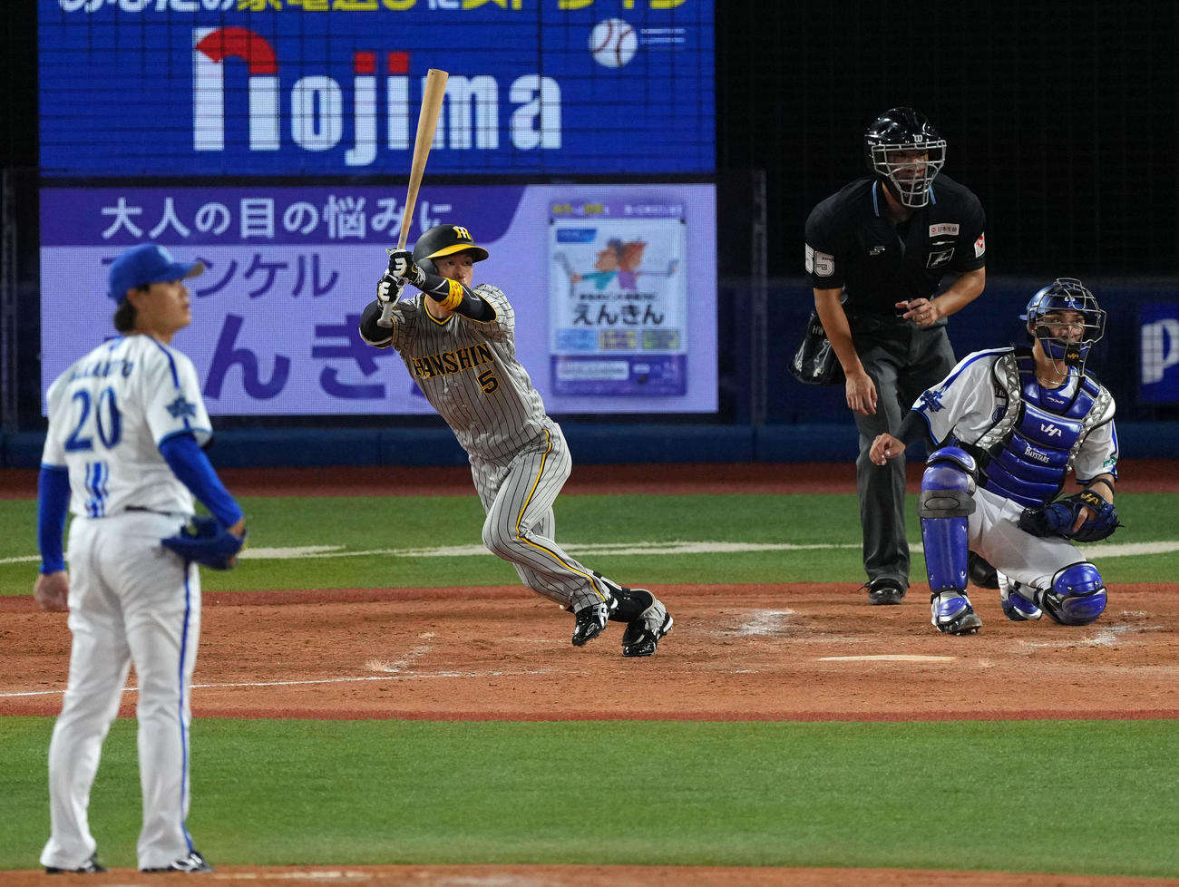 DeNA対阪神　4回表阪神2死一、三塁、左中間へ適時二塁打を放つ近本（撮影・横山健太）
