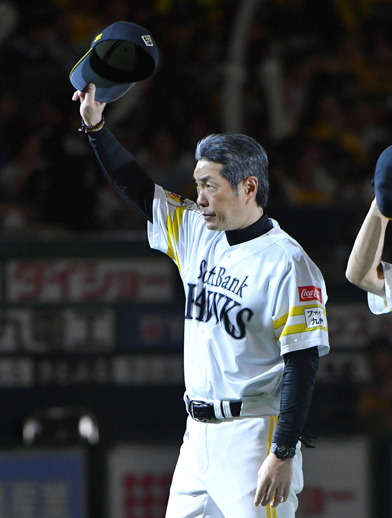 ソフトバンク対オリックス　オリックスに勝利し、ファンに一礼する小久保監督（撮影・岩下翔太）