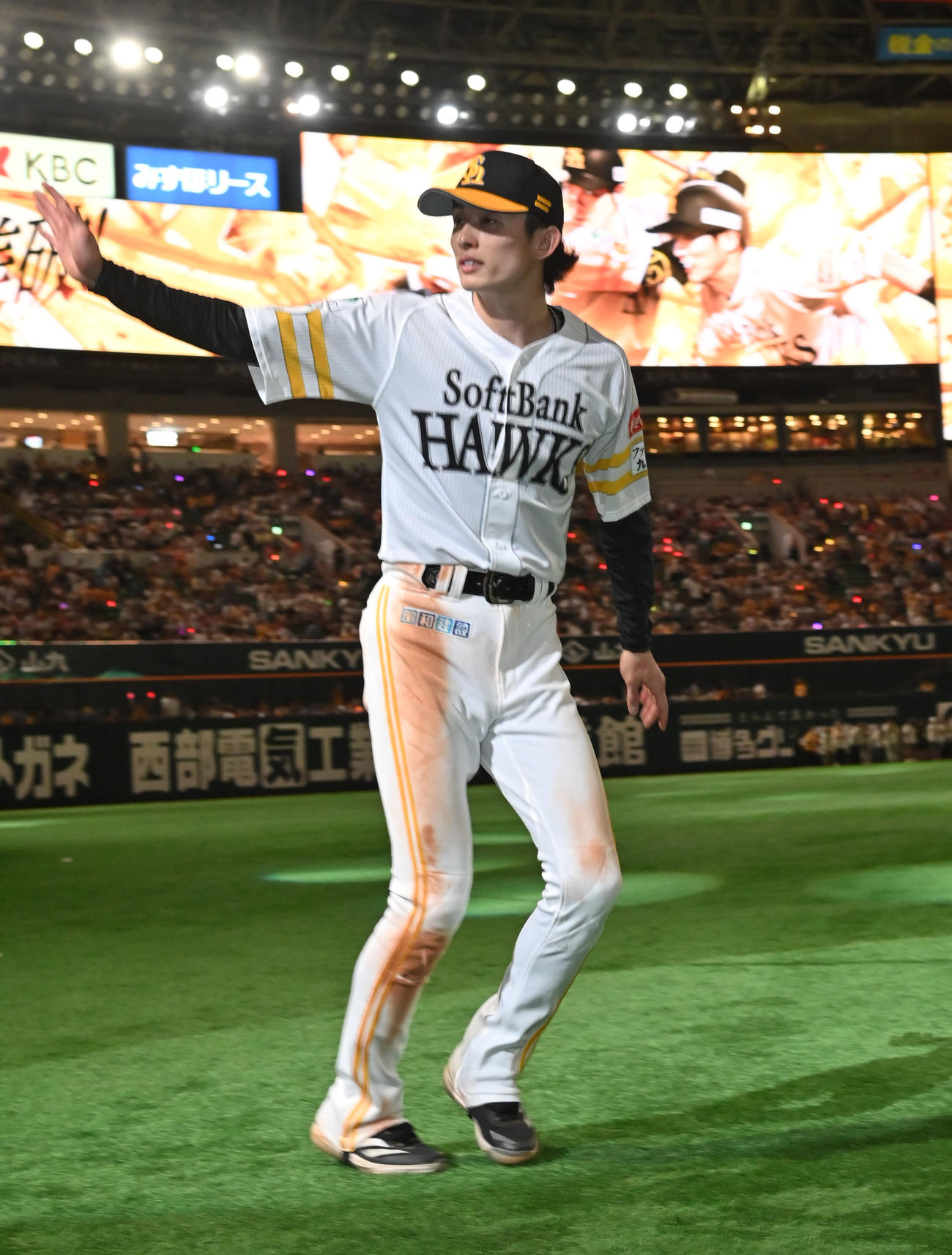 ソフトバンク対オリックス　声援に応える周東（撮影・林敢治）